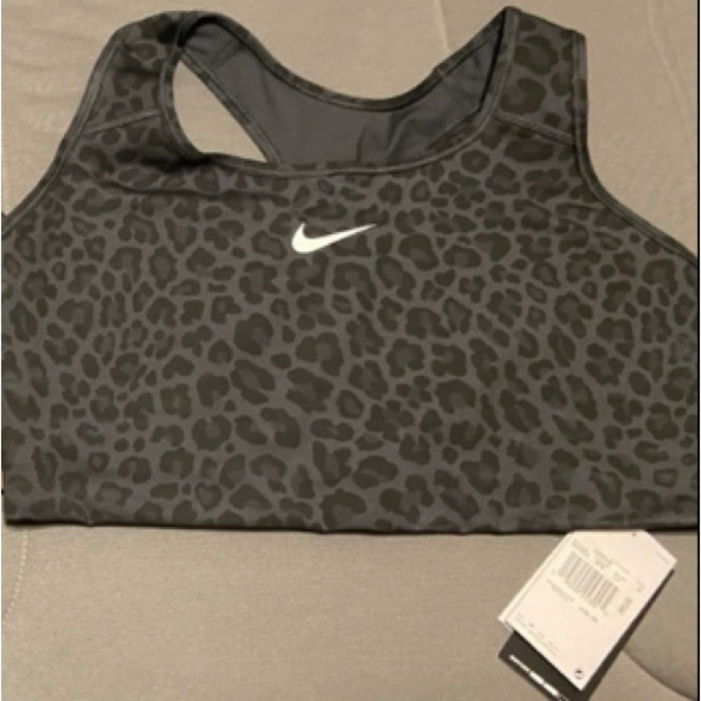 1 brand New Nike sports bras - size 1x